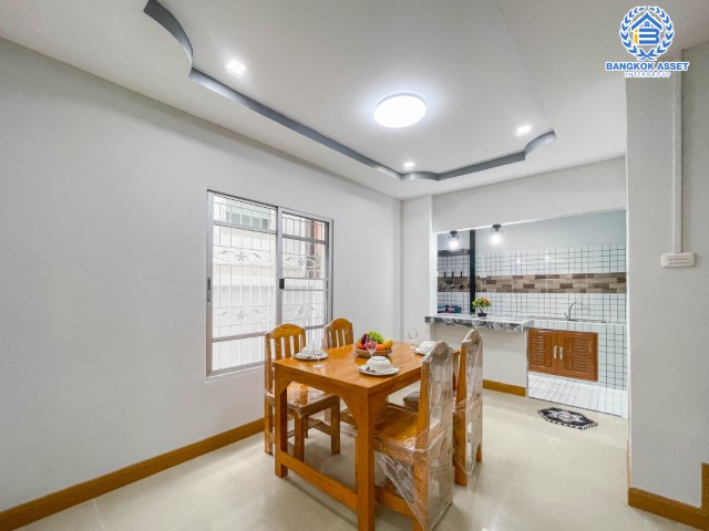 *****ทาวน์เฮ้าส์มือสองย่านกรุงเทพฯ ม.เค.ซี. คลัสเตอร์ รามอินทรา #หลังมุม เนื้อที่กว้างถึง 23 ตร.ว. ฟังก์ชัน 3 ห้องนอน 2 ห้องน้ำ 1 ที่จอดรถ บ้านสภาพสวย พร้อมเข้าอยู่ บนทำเลแห่งการเดินทาง เชื่อมต่อถ.หทัยราษฎร์, ถ.กาญจนาภิเษก, ถ.ศรีนครินทร์, ถ.รามคำแหง ใกล้แฟชั่นไอส์แลนด์